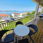 Fuer 7 Personen Mit Terrasse Und Meerblick By Interhome Apartamento Novi Vinodolski