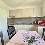 Fuer 7 Personen Mit Terrasse Und Meerblick By Interhome Apartamento *