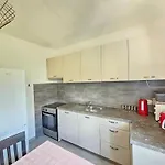 Fuer 7 Personen Mit Terrasse Und Meerblick By Interhome Apartamento Novi Vinodolski