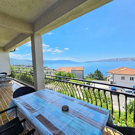 Fuer 7 Personen Mit Terrasse Und Meerblick By Interhome Appartement Novi Vinodolski