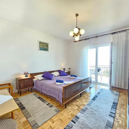 Appartement Fuer 7 Personen Mit Terrasse Und Meerblick By Interhome *