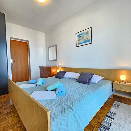 Appartement Fuer 7 Personen Mit Terrasse Und Meerblick By Interhome