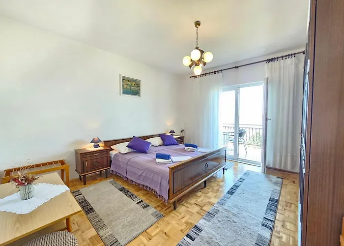 Appartement Fuer 7 Personen Mit Terrasse Und Meerblick By Interhome *