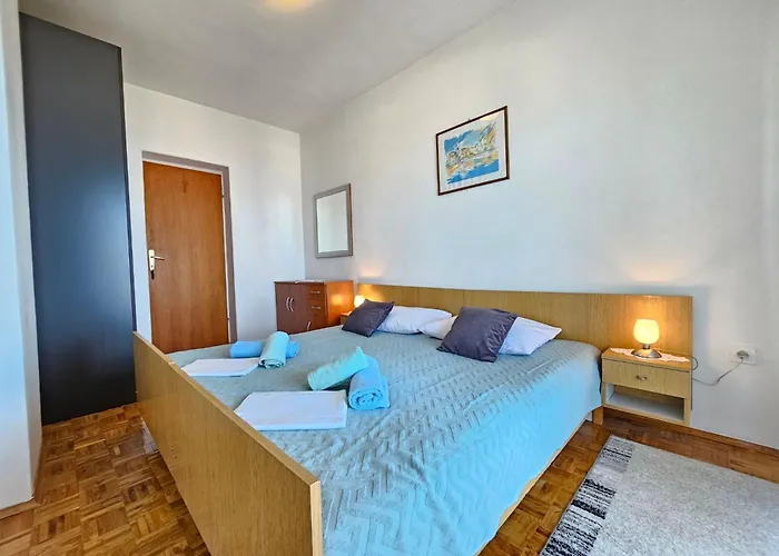 Appartement Fuer 7 Personen Mit Terrasse Und Meerblick By Interhome