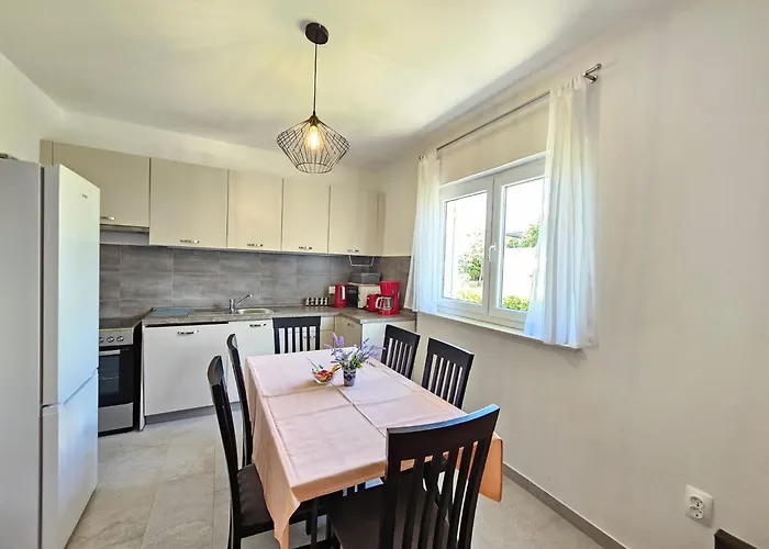 Fuer 7 Personen Mit Terrasse Und Meerblick By Interhome Appartement Novi Vinodolski