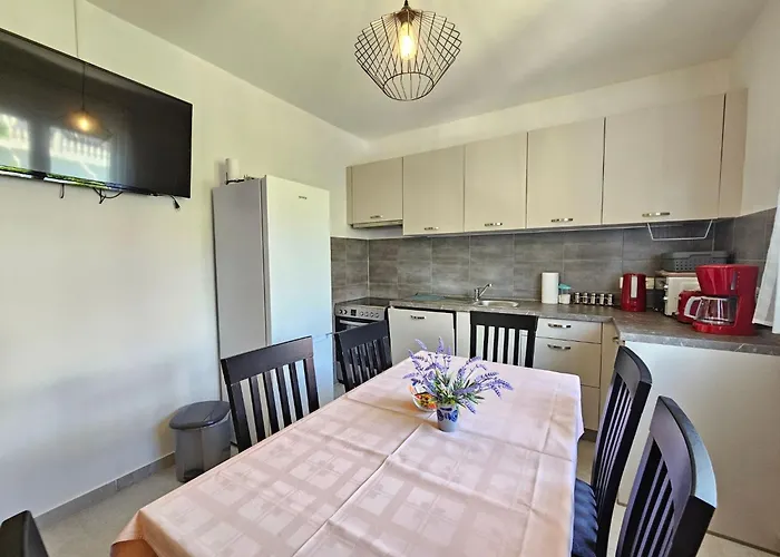 Fuer 7 Personen Mit Terrasse Und Meerblick By Interhome Appartement Novi Vinodolski