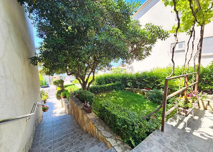 Fuer 7 Personen Mit Terrasse Und Meerblick By Interhome Appartement Novi Vinodolski