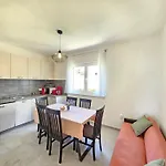 아파트 Fuer 7 Personen Mit Terrasse Und Meerblick By Interhome