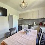 Fuer 7 Personen Mit Terrasse Und Meerblick By Interhome 아파트 노비비노돌스키