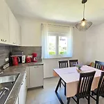 Apartment Fuer 7 Personen Mit Terrasse Und Meerblick By Interhome