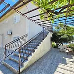 아파트 Fuer 7 Personen Mit Terrasse Und Meerblick By Interhome